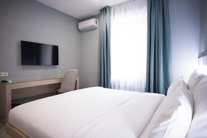 Room 4 of 25