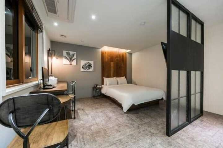 Room 13 of 33