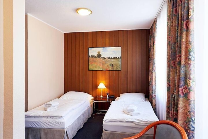 Room 4 of 18