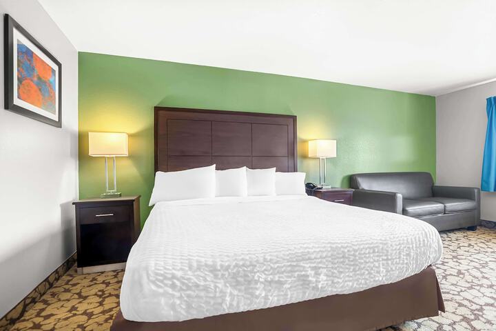 1 King Bed Microwave and Refrigerator Flat Screen Television High Speed Internet Accessible Coffee Maker Iron and Ironing Board Full Breakfast (2 of 12)