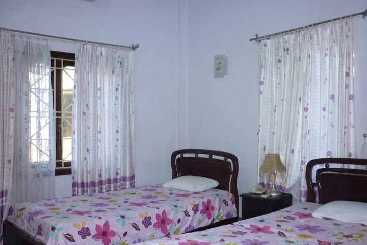 Room 2 of 10