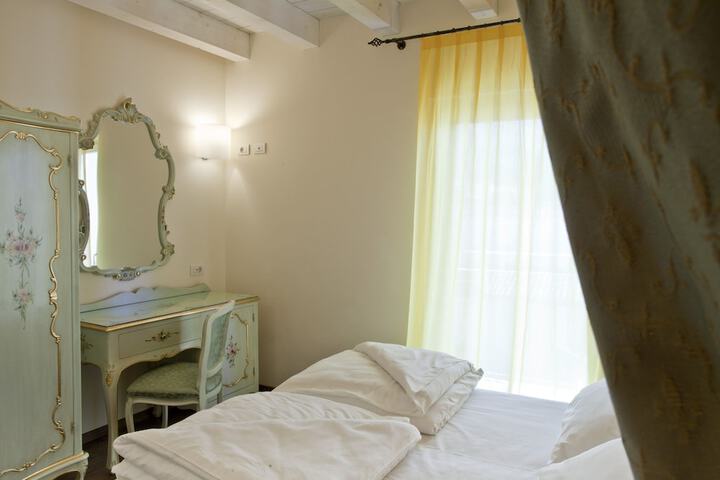 Room 5 of 20