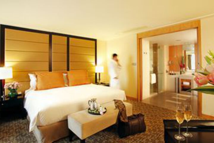 Room 32 of 93