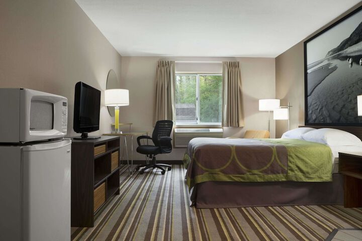 1 Queen Bed (7 of 17)