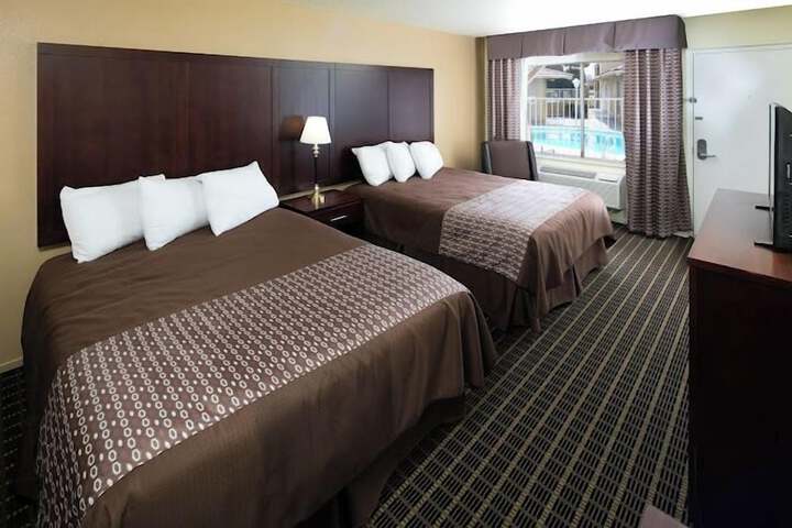 Deluxe Queen Bed (3 of 3)