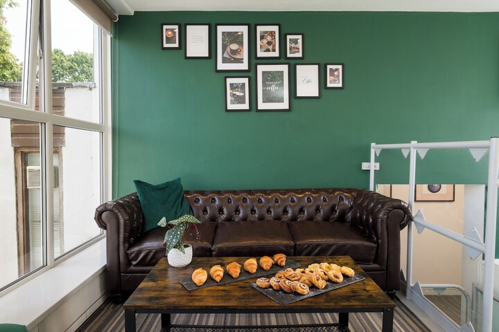 Lounge 41 of 57