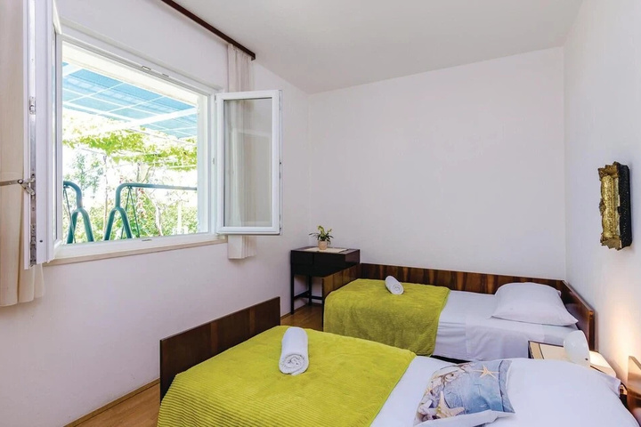 Awesome Home in Brsecine With Wifi and 3 Bedrooms