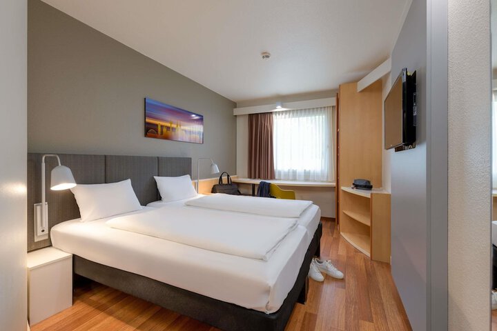 Room 32 of 68