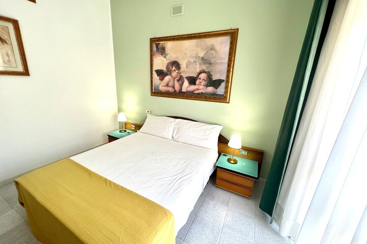 Room 10 of 32