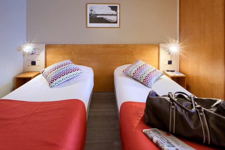 Room 6 of 32