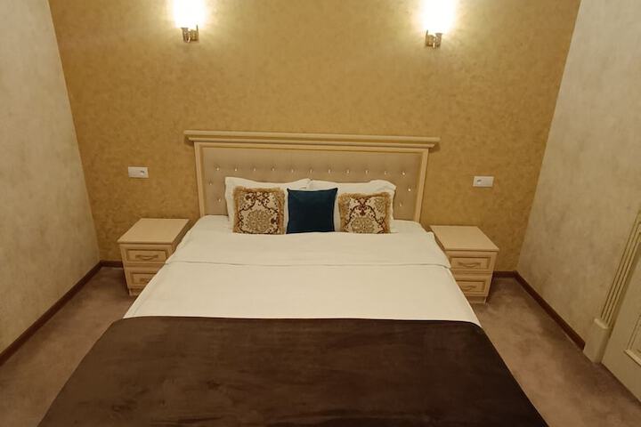 Room 6 of 18