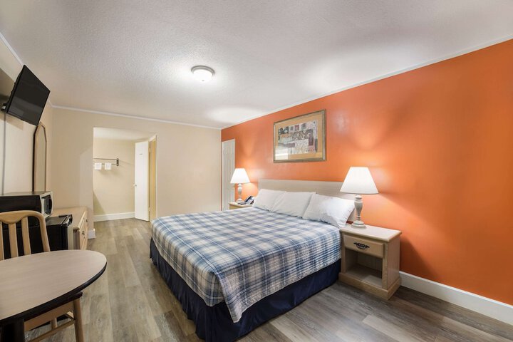 1 King Bed (7 of 11)
