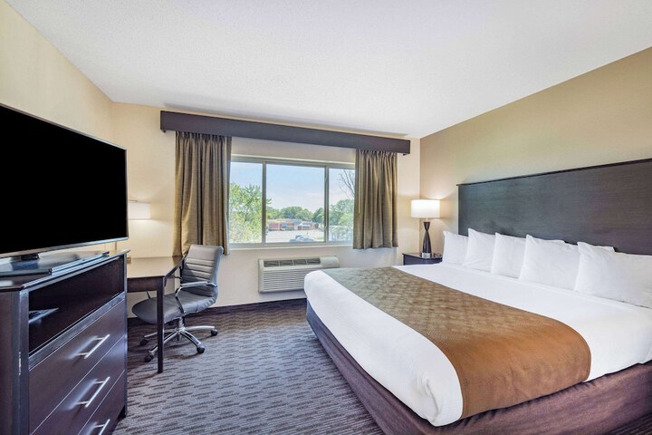 1 King Bed (8 of 12)