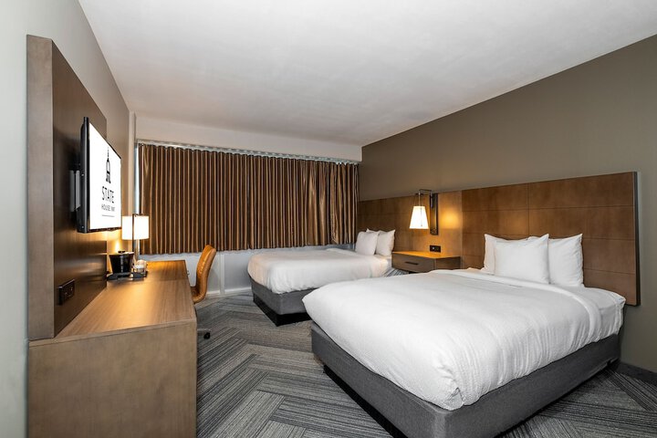 1 King Bed (4 of 5)
