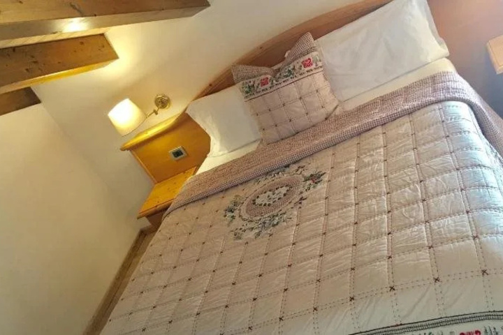 Room 5 of 18