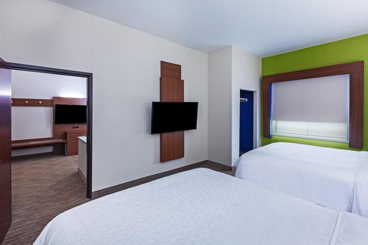 1 King 2 Queen Beds 2 Bedroom Suite (2 of 8)