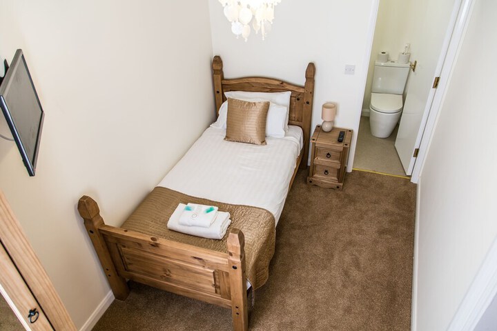 Room 6 of 25