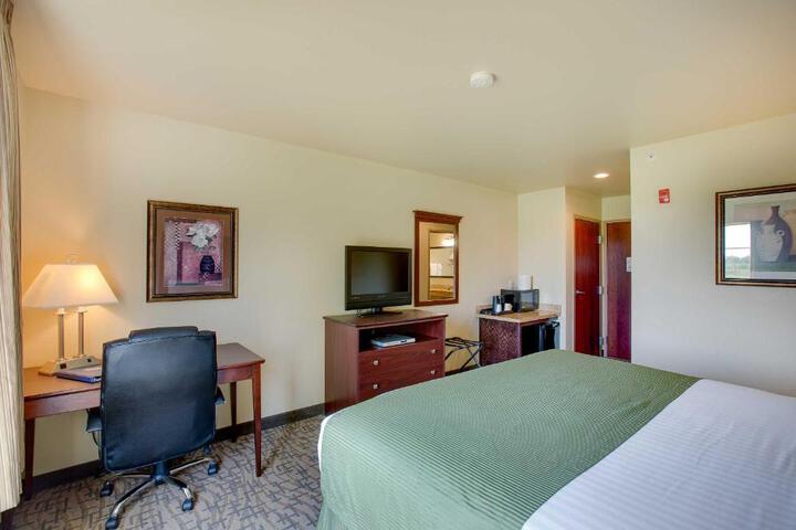 Accessible King Guestroom (10 of 13)