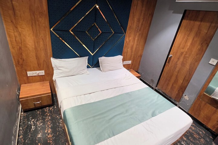 Room 5 of 14