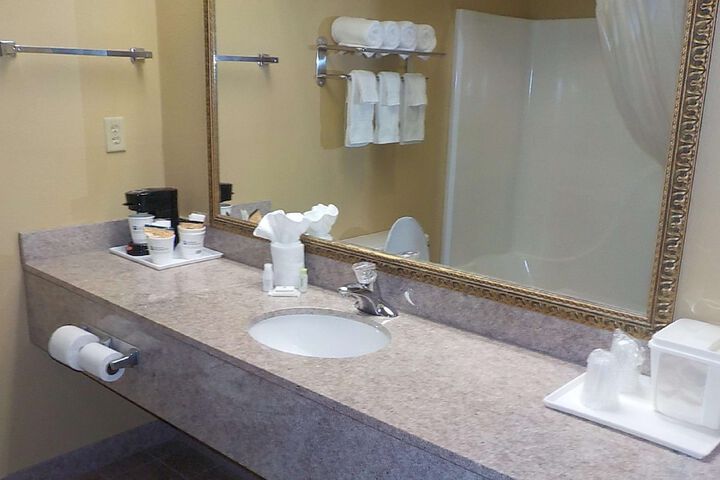 1 King Accessible Walk in Shower Love Seat Exterior Corridor Full Breakfast (23 of 26)