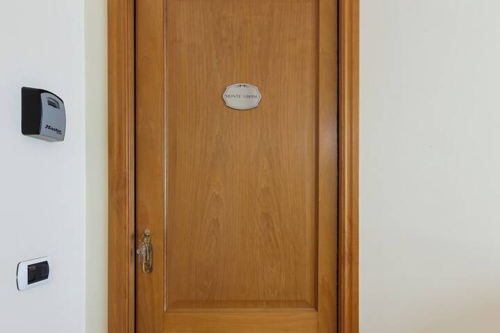 Room 10 of 32