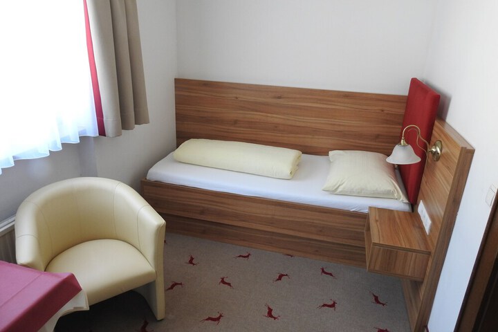 Room 7 of 33
