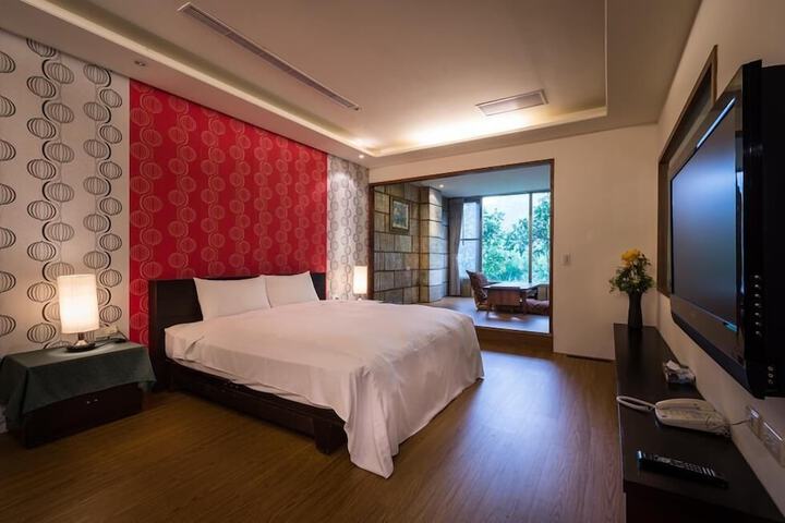 Room 9 of 33