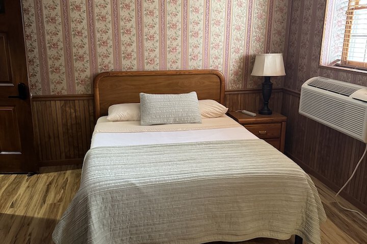 Deluxe Queen Bed (3 of 7)