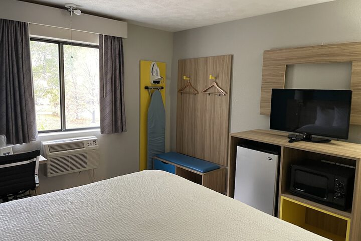 1 Queen Bed (6 of 21)