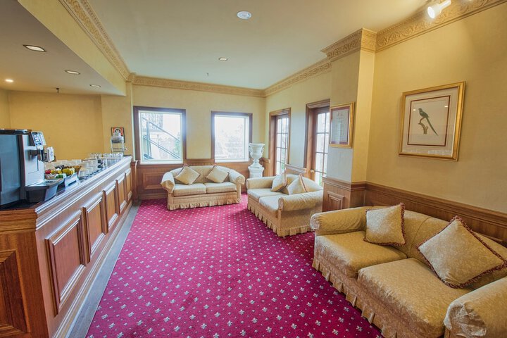 Lounge 41 of 55