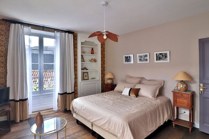 Room 6 of 28