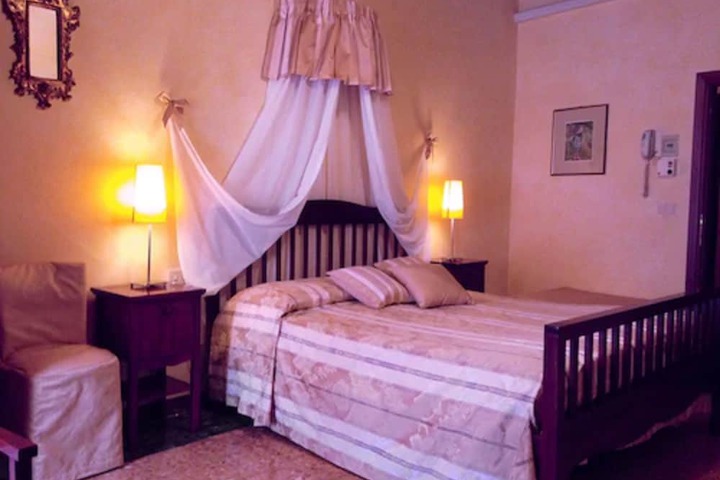 Room 5 of 72