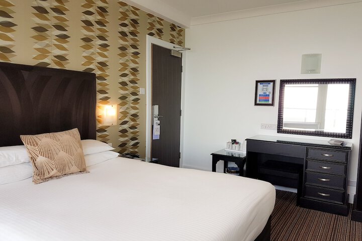 Room 15 of 142