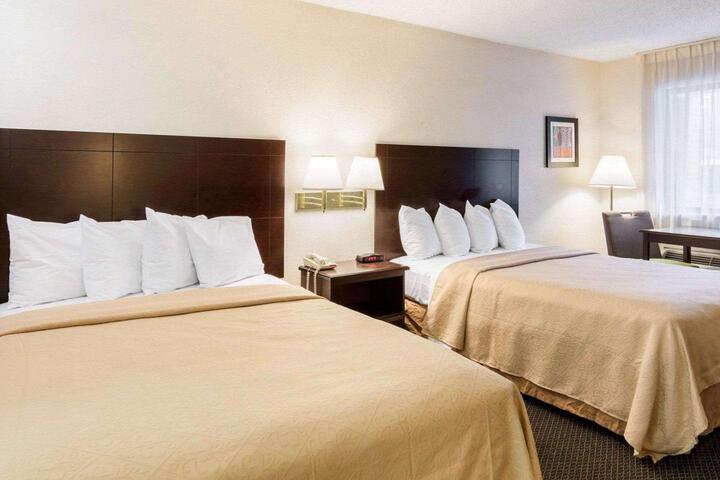 1 Queen Bed Accessible (9 of 25)
