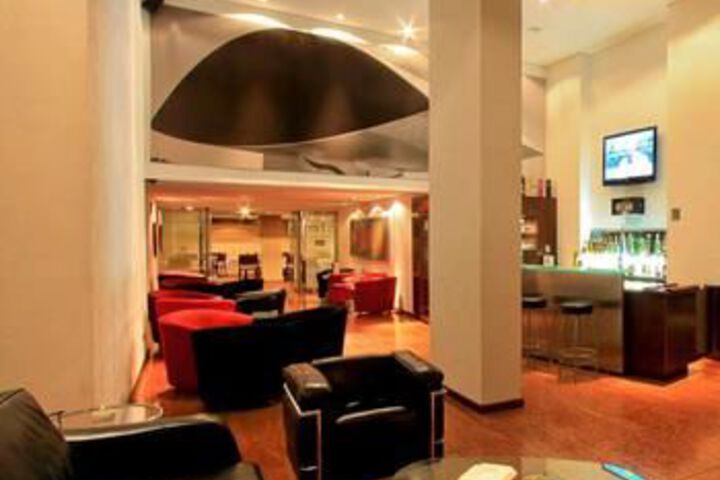 Lounge 38 of 79
