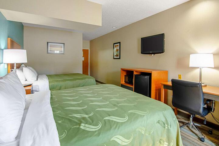 1 Queen Bed (10 of 12)