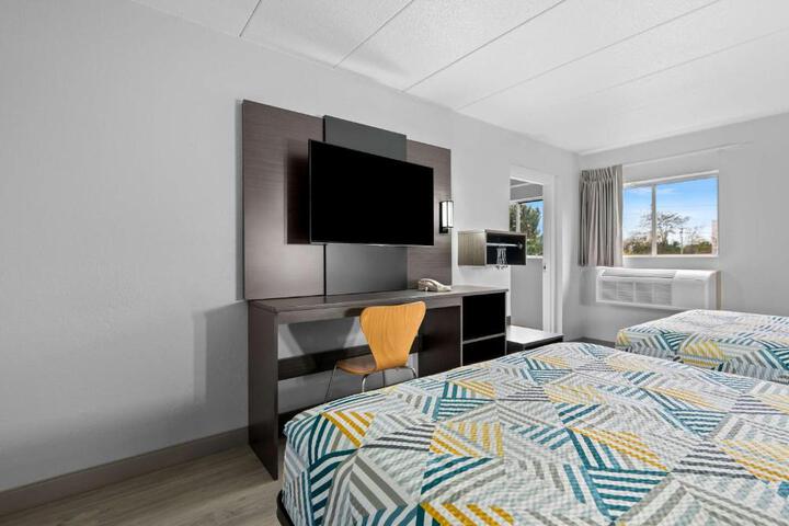 1 Queen Bed (2 of 18)