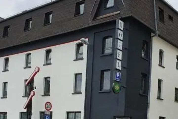 ZUR EISENBAHN