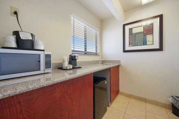 1 King Bed Business Desk Microwave and Refrigerator High Speed Internet Accessible Safe (8 of 20)
