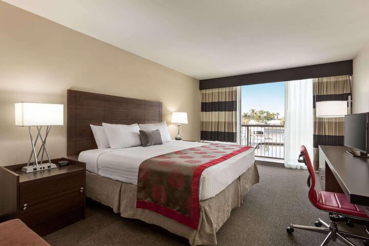 1 King Bed City View (5 of 14)