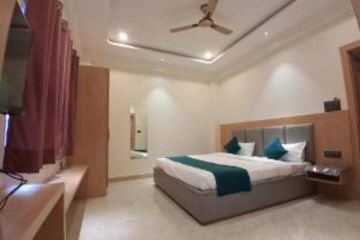 Room 2 of 3