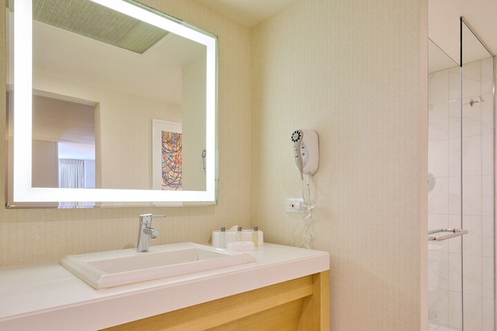 Chelsea Classic Room with 1 King Bed (4 of 54)