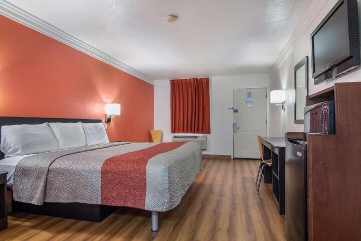 Double Deluxe King Bed (6 of 10)