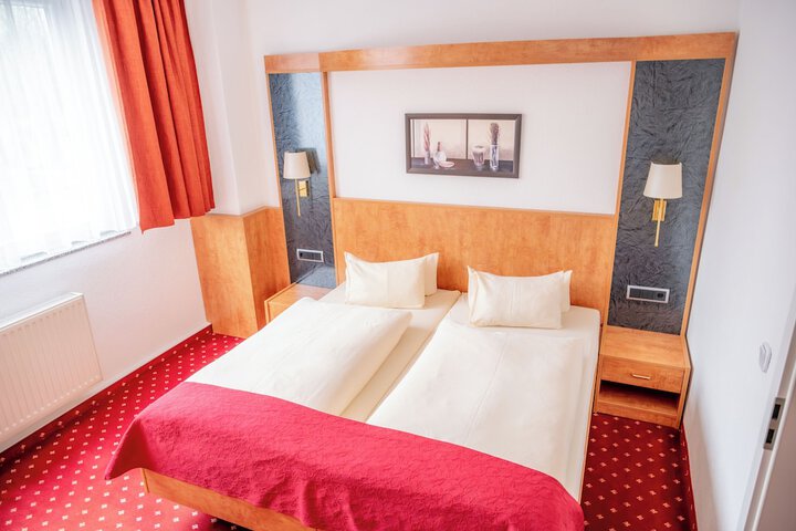 Room 4 of 16