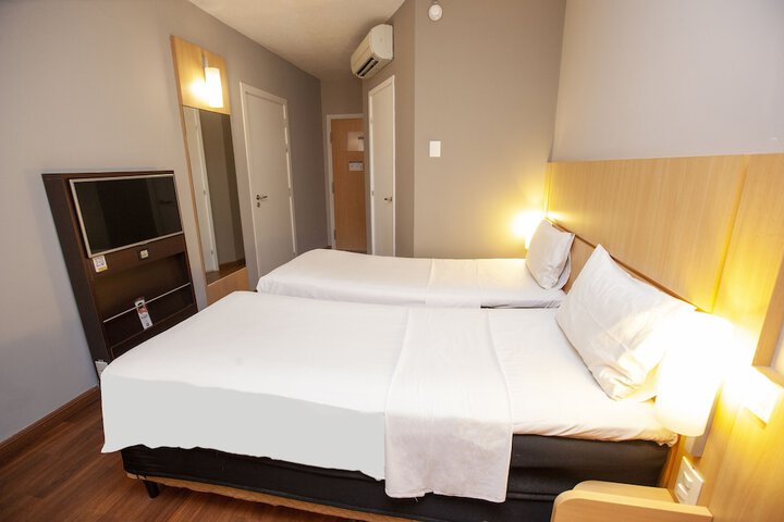 Room 3 of 82