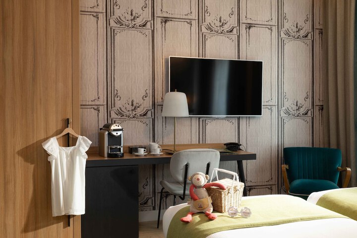 Room 32 of 68