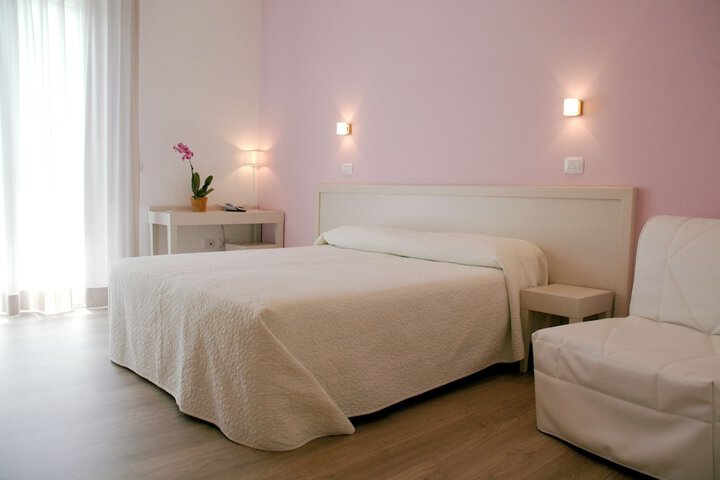 Room 10 of 63