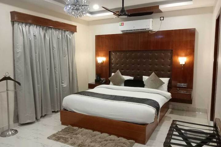 Room 9 of 36