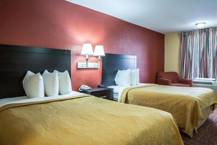 1 Queen Bed (1 of 6)