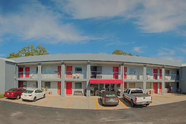 Lakeview Inn &  Suites Okeechobee in Okeechobee, FL